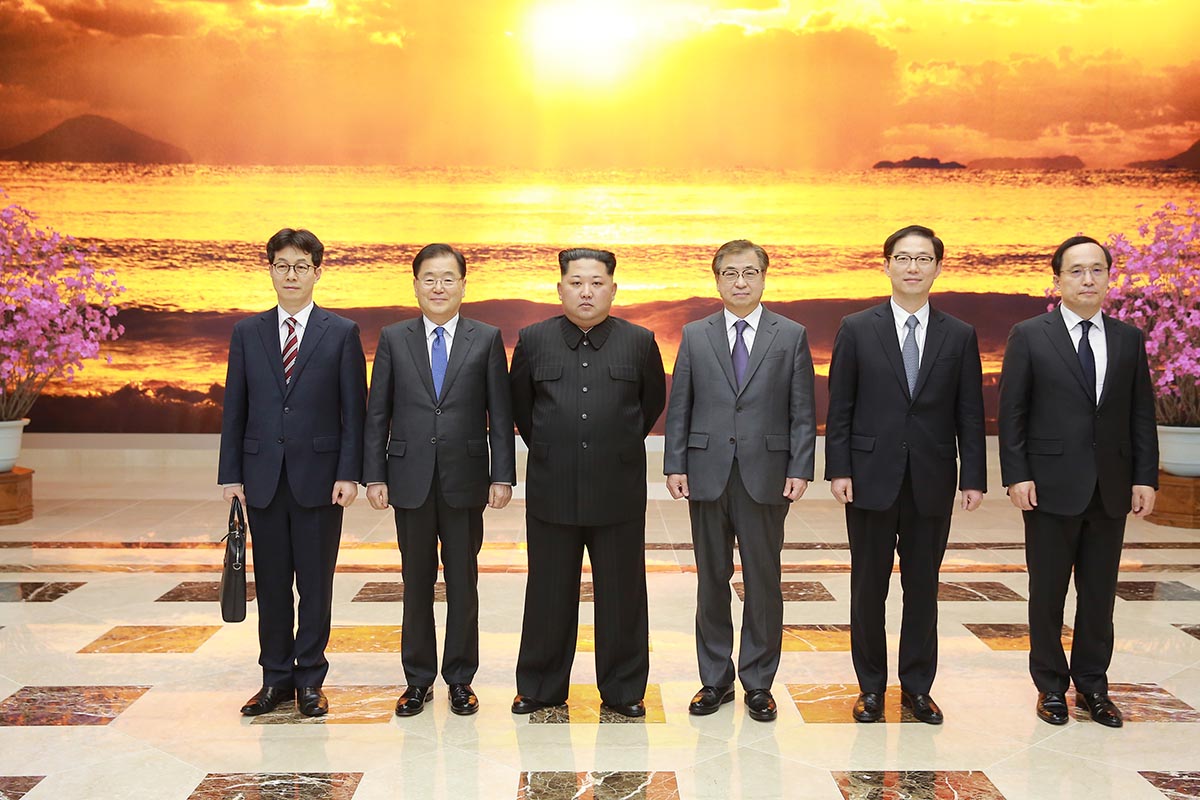 写真：北側の最高指導者金正恩と韓国特使団との会見