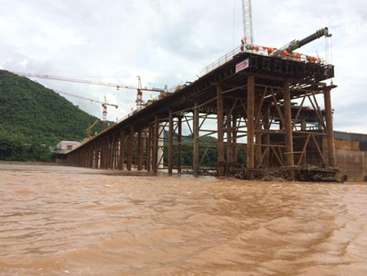 写真11：ルアンパバーン県のメコン川に架かる橋梁