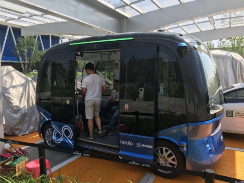 写真：小型自動運転電気バスの全景