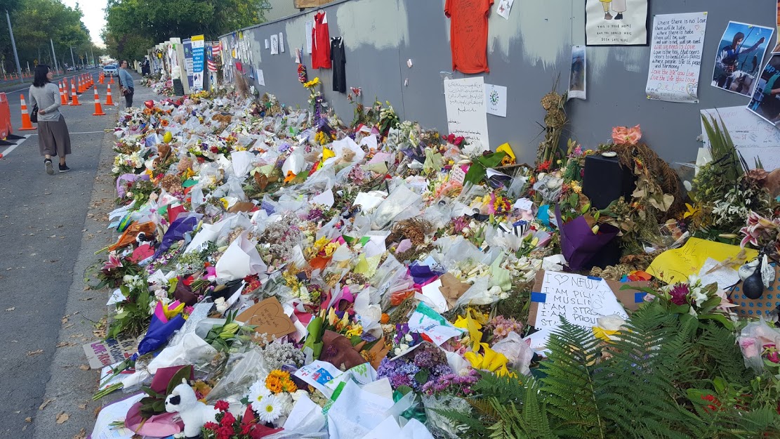 写真：事件のあったモスクには、今も多くの花束が手向けられている。