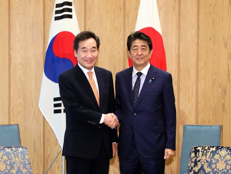 写真：安倍首相と韓国の李洛淵首相の会談