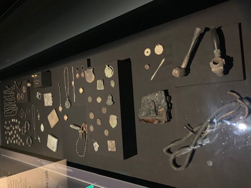写真：シンガポール国立博物館では、「粛清」についてパネルと人々の遺品が展示されている