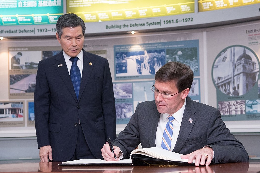 写真：韓国の鄭景斗国防部長官とアメリカのエスパー国防長官