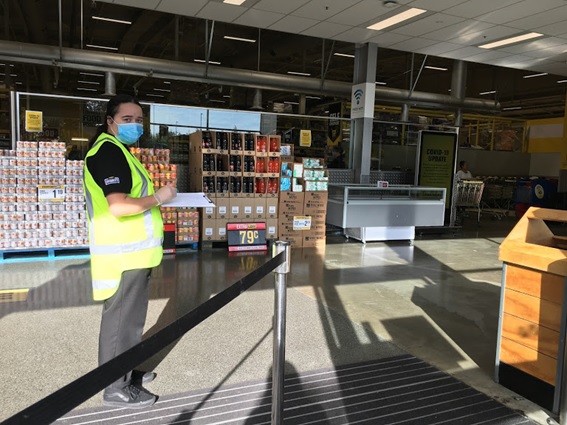写真：外出禁止令が出されたニュージーランドのスーパーでは、客同士の接触を避けるために、入り口で入場制限が行われている。