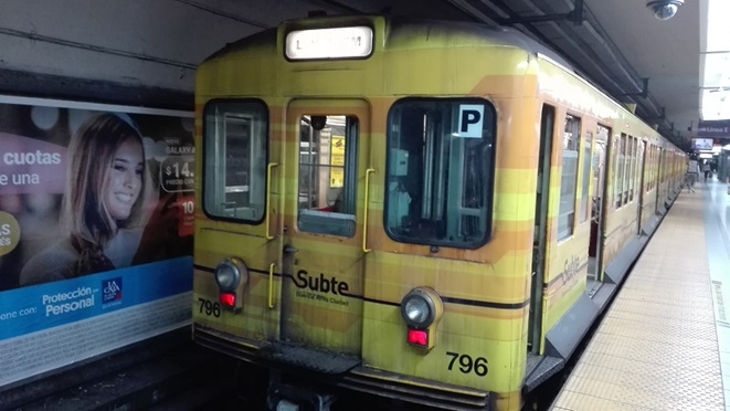 写真2　B線のレアンドロ・N・アレム駅に停車する黄色く塗装された旧丸ノ内線車両