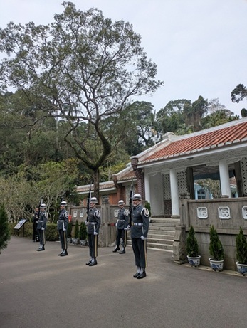 写真2　定時に実施される慈湖陵寝の衛兵交代式