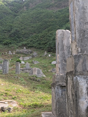 写真6　人影の少ない野原に残る白色テロ犠牲者の墓標群