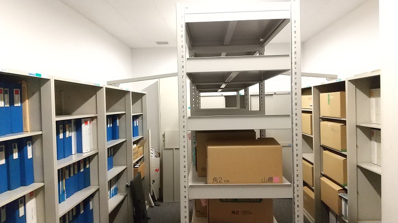 （写真1）研究交流・研修課の執務室近くにある倉庫。記録の保存に適した照明器具への付け替えを予定している。