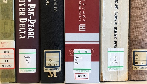 アジ研図書館の請求記号（筆者撮影）