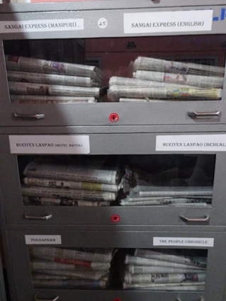 写真1　2018年に現地調査で訪れたインド北東部マニプール公共図書館の新聞棚