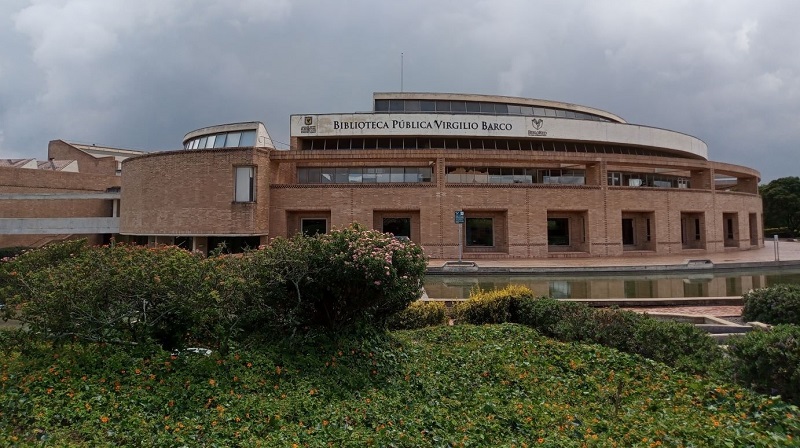 写真　ボゴタのテウサキージョ地区にあるビルヒリオ・バルコ公立図書館。同市内で「メガ図書館」とされる公立図書館のひとつだが、ライブラリアンの日のイベントは開催されていなかった