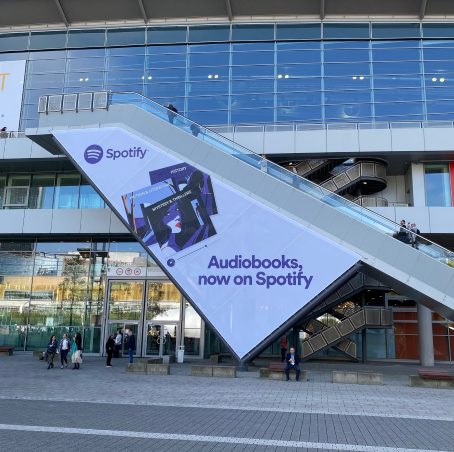 写真4　会場内でもっとも目立つ場所に掲げられていたSpotify Audiobooksの広告