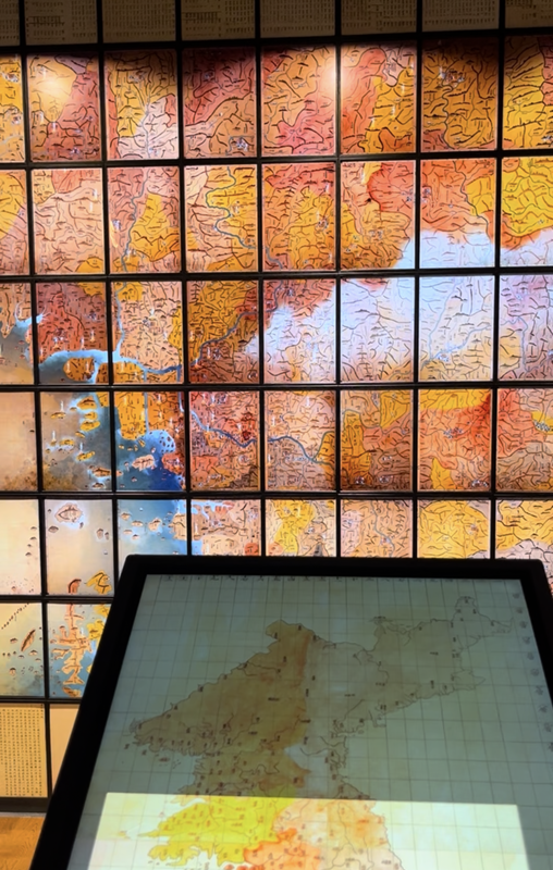 写真3　「青邱図」のOLEDディスプレイ展示