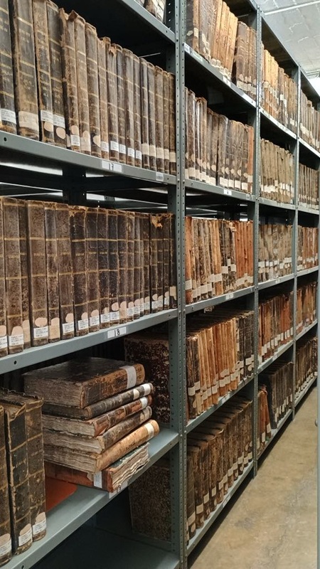 図２　ハリスコ州立歴史古文書館の書架