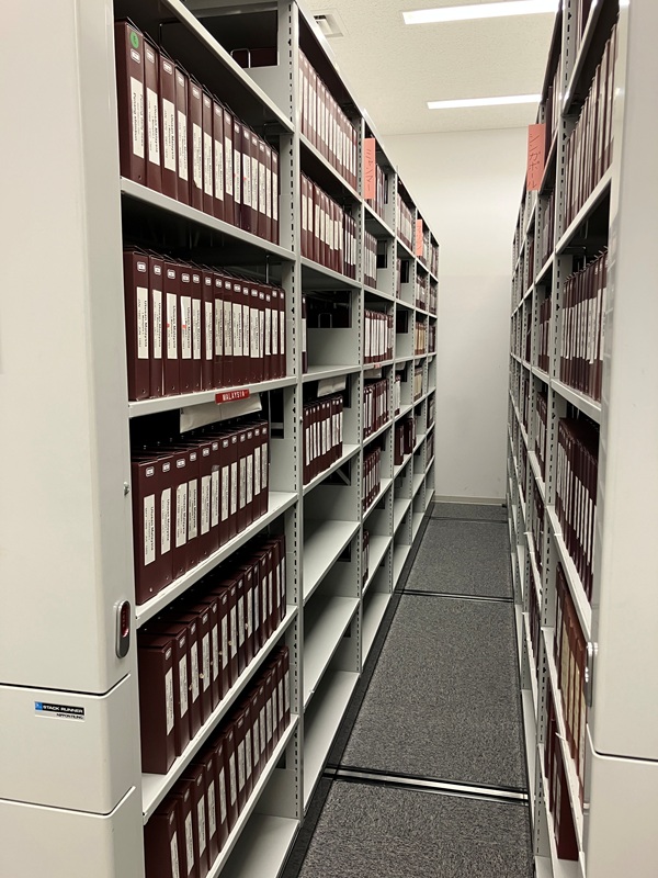 写真１： 書架にずらりと並ぶマイクロフィルムの収納箱。アジ研図書館では多くの資料をマイクロ化してきた。