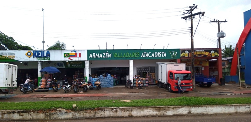  写真2：国境沿い、ブラジル側にある店舗。看板はポルトガル語で記されていた。 