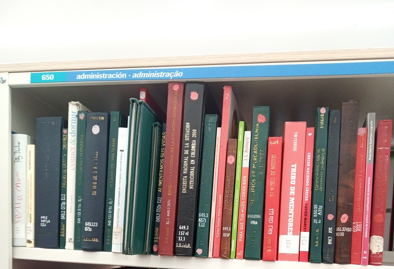 写真4：レティシアの共和国銀行図書館の書架。“Administación”がスペイン語で、“Administração”がポルトガル語。