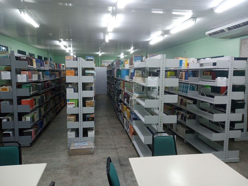 写真6：ブラジル・アマゾナス州立大学タバチンガキャンパスの図書館。ほぼ全景が画角に収まっているほどに小規模な施設だった。