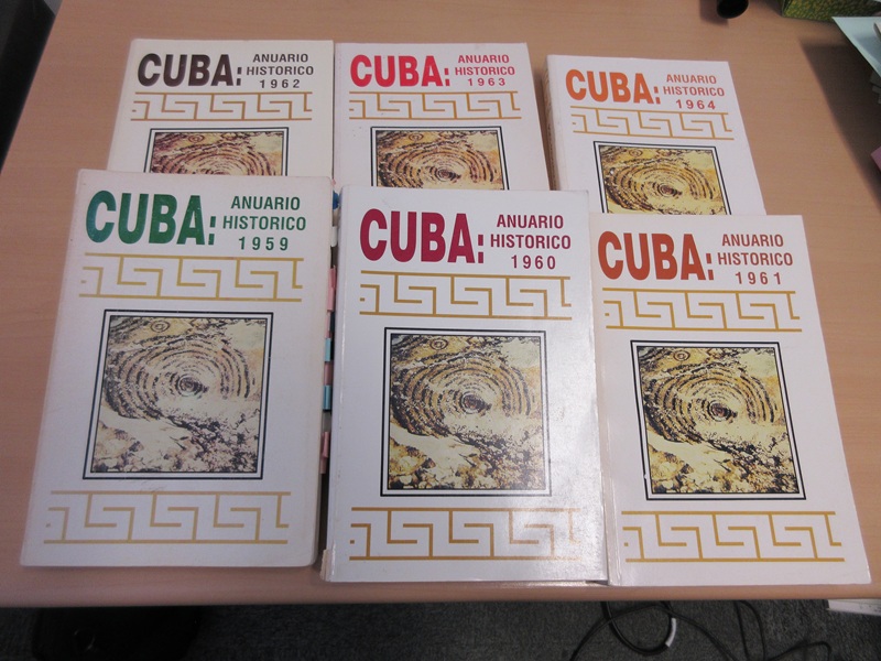 写真４：『Cuba: anuario histórico（キューバ：歴史年鑑）』：購入できた9冊のうちの6冊。年ごとにそれぞれ１冊しかないが、実際には1959年は3分冊ある。1961～65年分は1冊ずつだが、1966年は3分冊である。