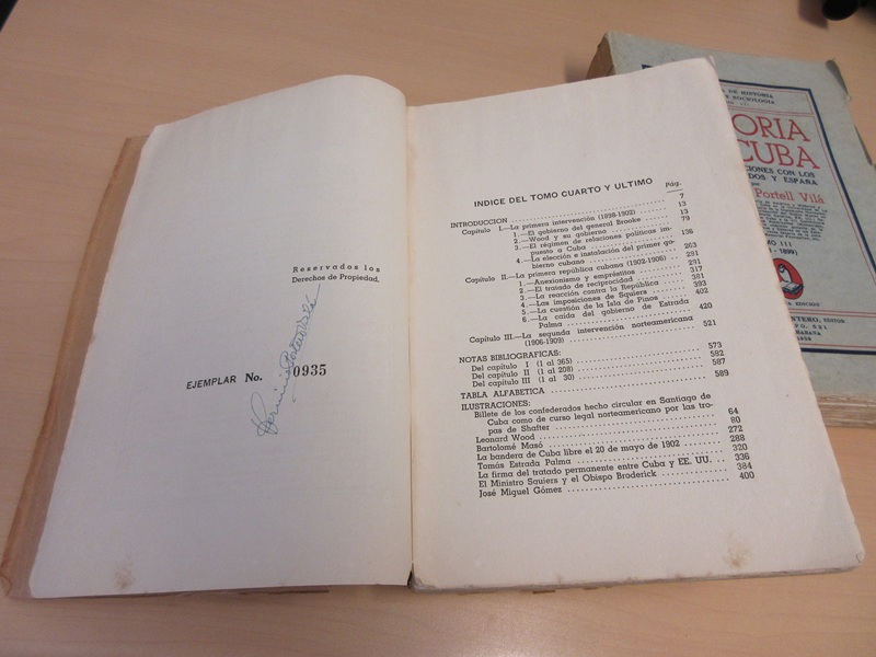 写真２：表紙をめくったところ。左側に著者ポルテル＝ビラの署名がある。