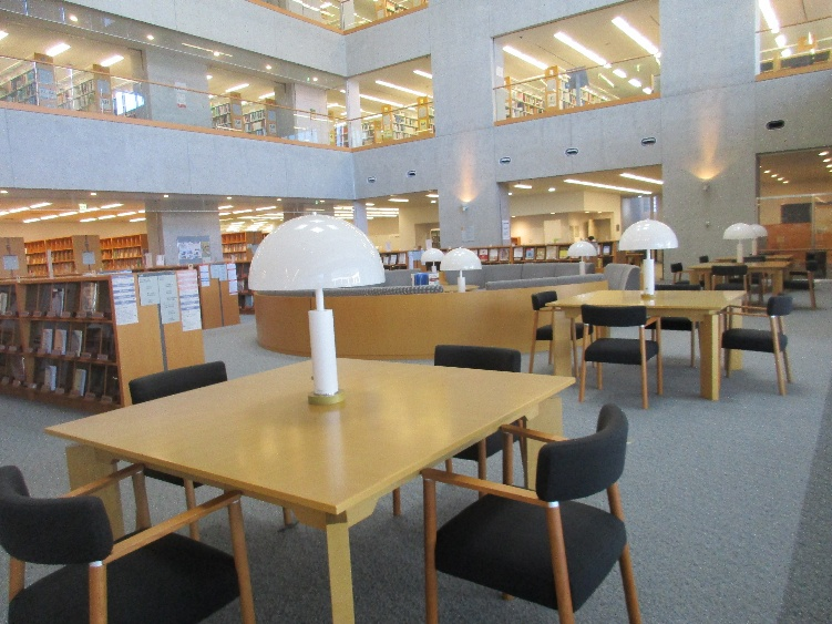 写真：1階閲覧スペース