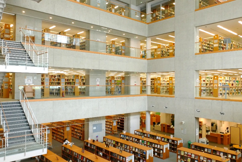 写真：4階建てで吹き抜けのある空間