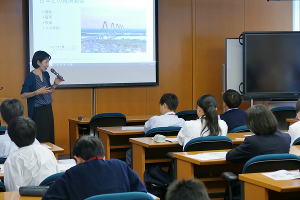 ベトナム地域研究を専門とする藤田麻衣研究員が登壇し、ベトナムの特徴や、ベトナムと世界、日本とのつながりについて講演