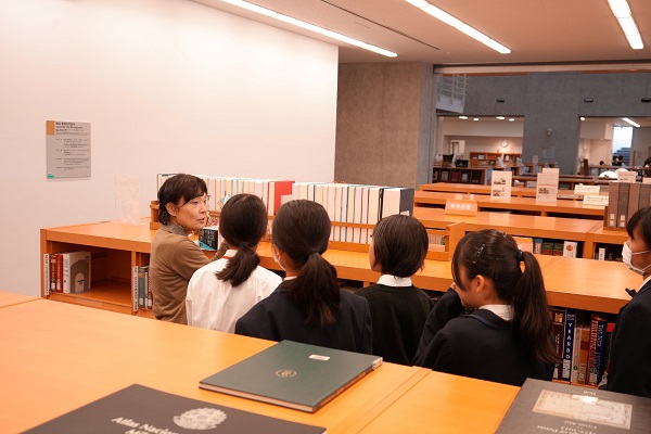 アジア経済研究所図書館のライブラリアンが専門図書館の役割やライブラリアンの仕事について詳しく紹介