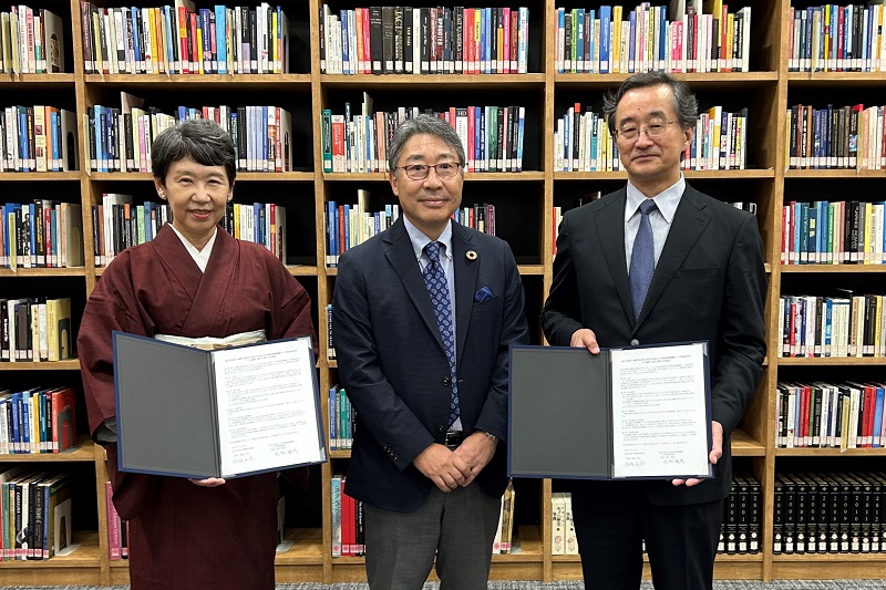 締結式の写真 （写真左から国際交流基金 佐藤百合理事、黒澤信也理事長、アジア経済研究所 木村福成所長）