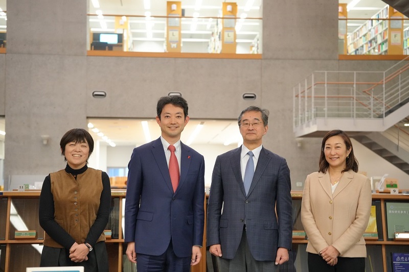 左から、村山真弓理事、熊谷俊人千葉県知事、木村福成所長、河田美緒理事