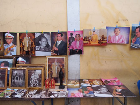 写真：王宮周辺に売り出されたプミポン国王肖像（10月18日）