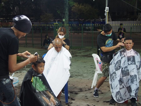 写真：王宮前広場の散髪ボランティア（10月26日）