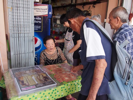 写真：新聞もきれいに包装されて売られる（10月25日）