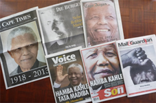 写真1　マンデラ氏逝去を伝える12月6日の<br/> 南アフリカ各紙（2013年12月筆者撮影）<br/> 