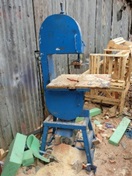 写真：ケニア製の電動帯鋸盤