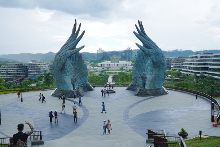 （写真1）中央奥に見えるのが大統領官邸・宮殿、両側の白い建物が官庁オフィス。クサマ・ブンガ公園から筆者撮影（2026年1月29日）。