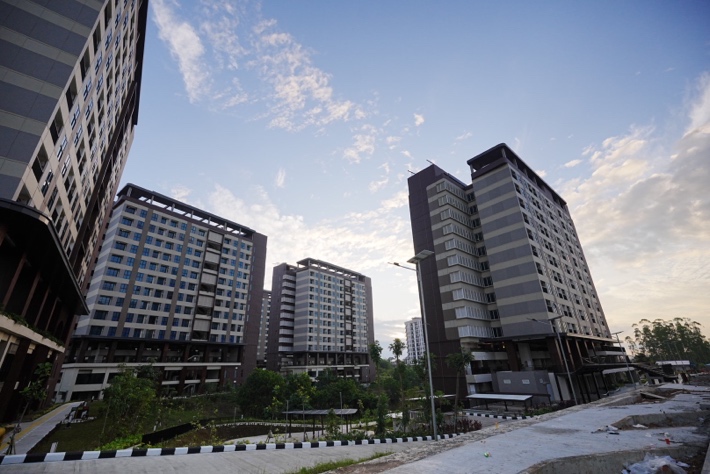 （写真2）建設が続く公務員住宅。一部の棟では入居が始まっている。筆者撮影（2026年1月29日）。