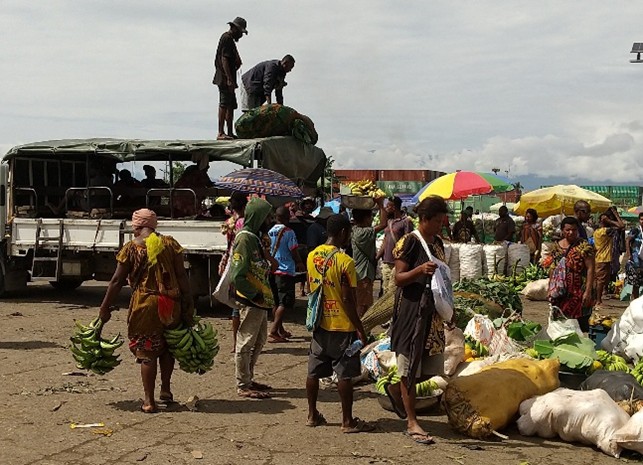 写真①：第2の都市レイ市内の市場。近くに整備される施設への移転が予定される（筆者撮影2025年11月）