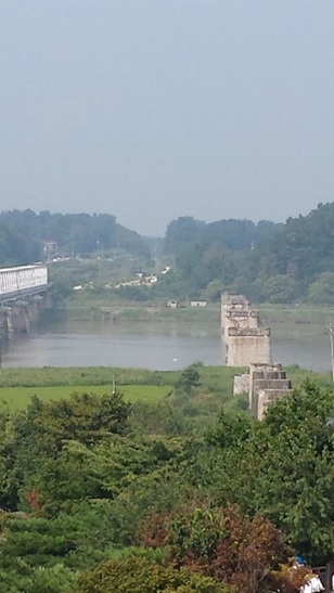 北緯38度線付近を流れる臨津江（2013年撮影）