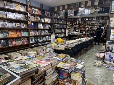 経済都市ラゴスの本屋。国内出版の本も多い。