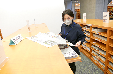 研究所図書館には貴重な現地の新聞・書籍があり、研究には欠かせません。