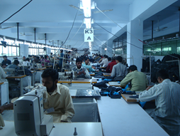 パキスタン輸出向け縫製工場の様子。