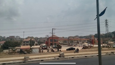 首都アクラ中心と郊外を結ぶ道路の整備が進行中