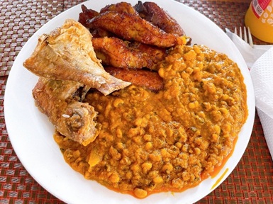 初のガーナ料理のレッドレッド（Red Red）、ボリュームがあって美味しい