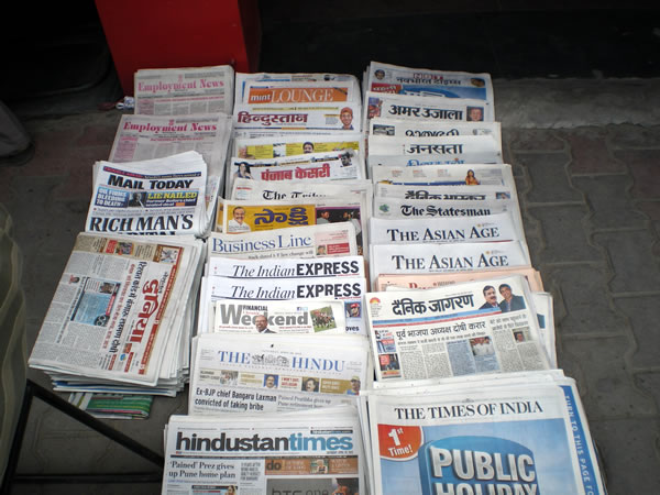 新聞の写真:　街角の新聞スタンドでは、実に多種多様な新聞が売られている。