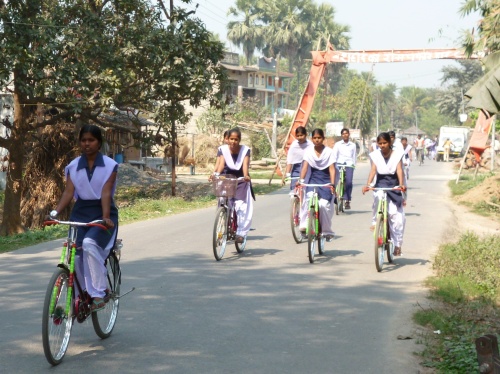 制服を着た女子生徒が自転車で通学する様子（2013年3月、ビハール州ベグサライで著者撮影）