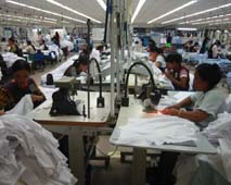 カンボジアの縫製工場（工藤年博撮影）