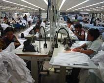 カンボジアの縫製工場(工藤年博撮影)