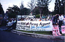 イラク戦争に反対する学生たちのデモ集会（インドネシア）
