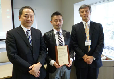 受賞した近田亮平研究員（中央）と濱口伸明前理事長（左）、受田宏之理事長（右）。